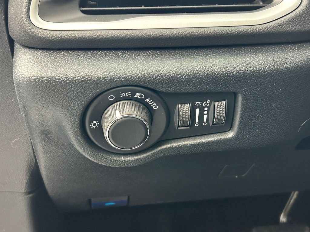 New 2026 Chrysler Voyager LX FWD image 21