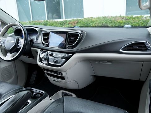 Used 2018 Chrysler Pacifica Limited FWD image 7