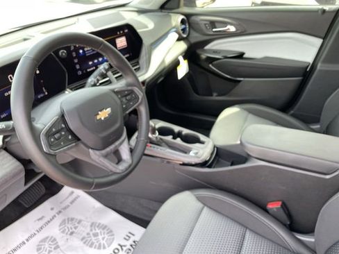 Used 2025 Chevrolet Trax LT w/ Driver Confidence Package image 11