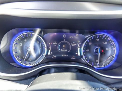 Used 2024 Chrysler Pacifica Touring-L image 15