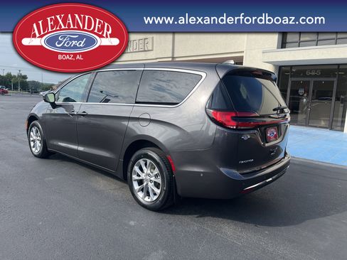 Used 2023 Chrysler Pacifica Touring-L image 2