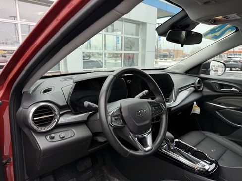 Used 2024 Chevrolet Trax ACTIV w/ Sunroof Package image 6