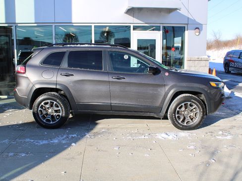 Used 2022 Jeep Cherokee Trailhawk image 4
