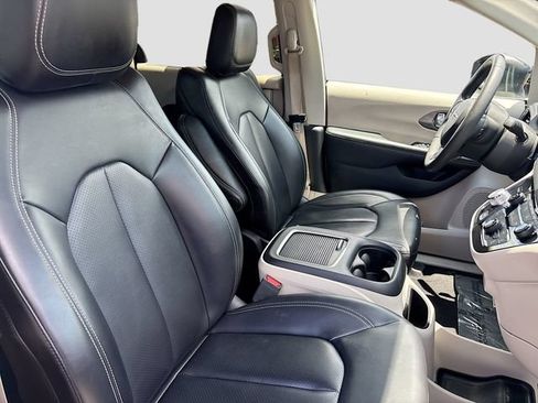 Used 2023 Chrysler Pacifica Touring-L FWD image 30