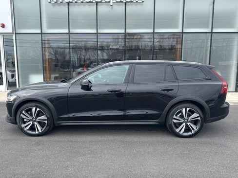Used 2025 Volvo V60 B5 Cross Country Plus AWD/4WD image 2