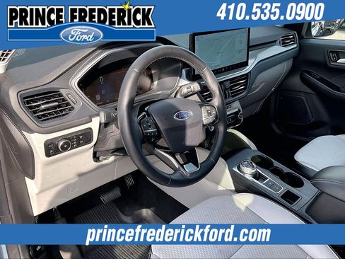 Used 2025 Ford Escape SE image 13