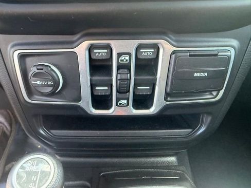Used 2018 Jeep Wrangler Unlimited Sahara w/ Cold Weather Group AWD/4WD image 28