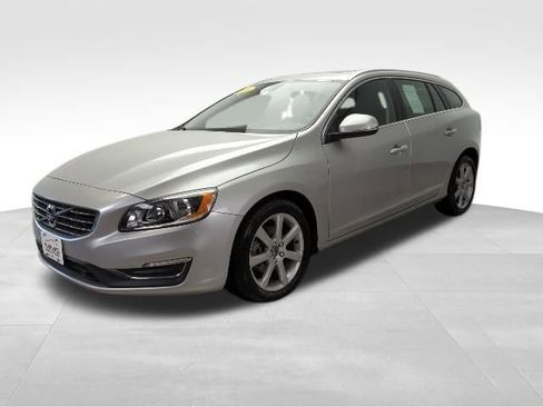 Used 2016 Volvo V60 T5 Premier w/ Convenience Package image 1