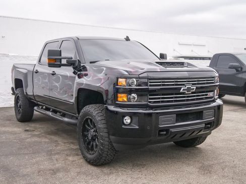 Used 2019 Chevrolet Silverado 2500 LT w/ Midnight Edition AWD/4WD image 3