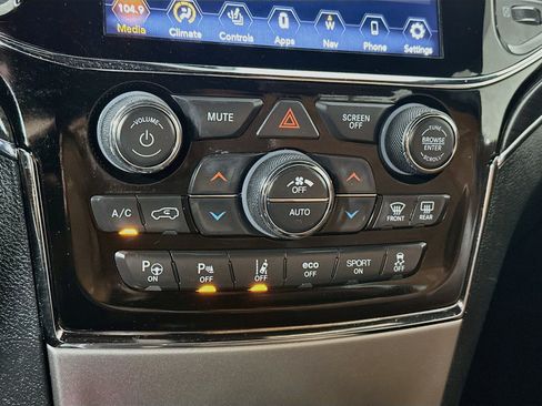 Used 2020 Jeep Grand Cherokee Overland AWD/4WD image 16
