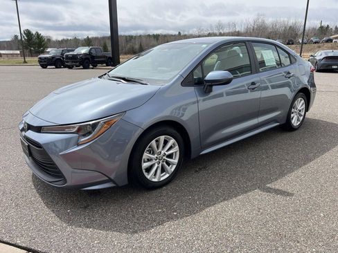 Used 2025 Toyota Corolla LE w/ LE Premium Package image 4