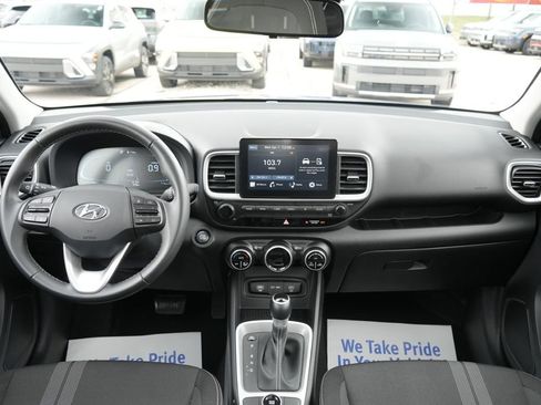 Used 2025 Hyundai Venue SEL image 17