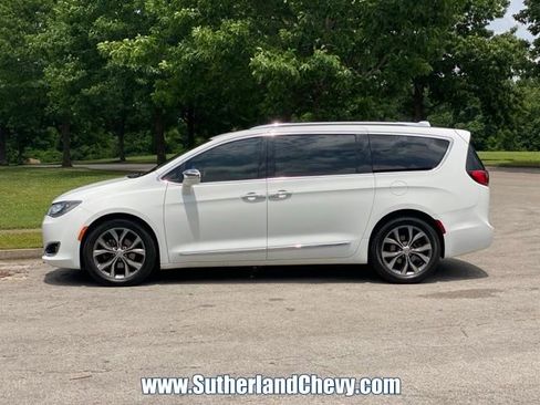 Used 2017 Chrysler Pacifica Limited FWD image 4