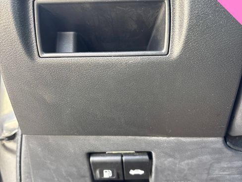 Used 2020 Nissan Versa SV w/ Trunk Package FWD image 8