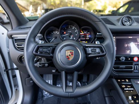 Certified 2026 Porsche Macan AWD/4WD image 36