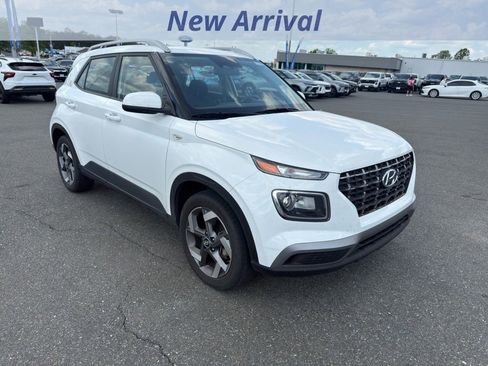 Used 2025 Hyundai Venue SEL FWD image 2