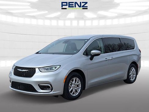 Used 2023 Chrysler Pacifica Touring-L FWD image 3