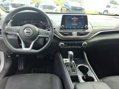 Used 2024 Nissan Altima 2.5 SV FWD image 18