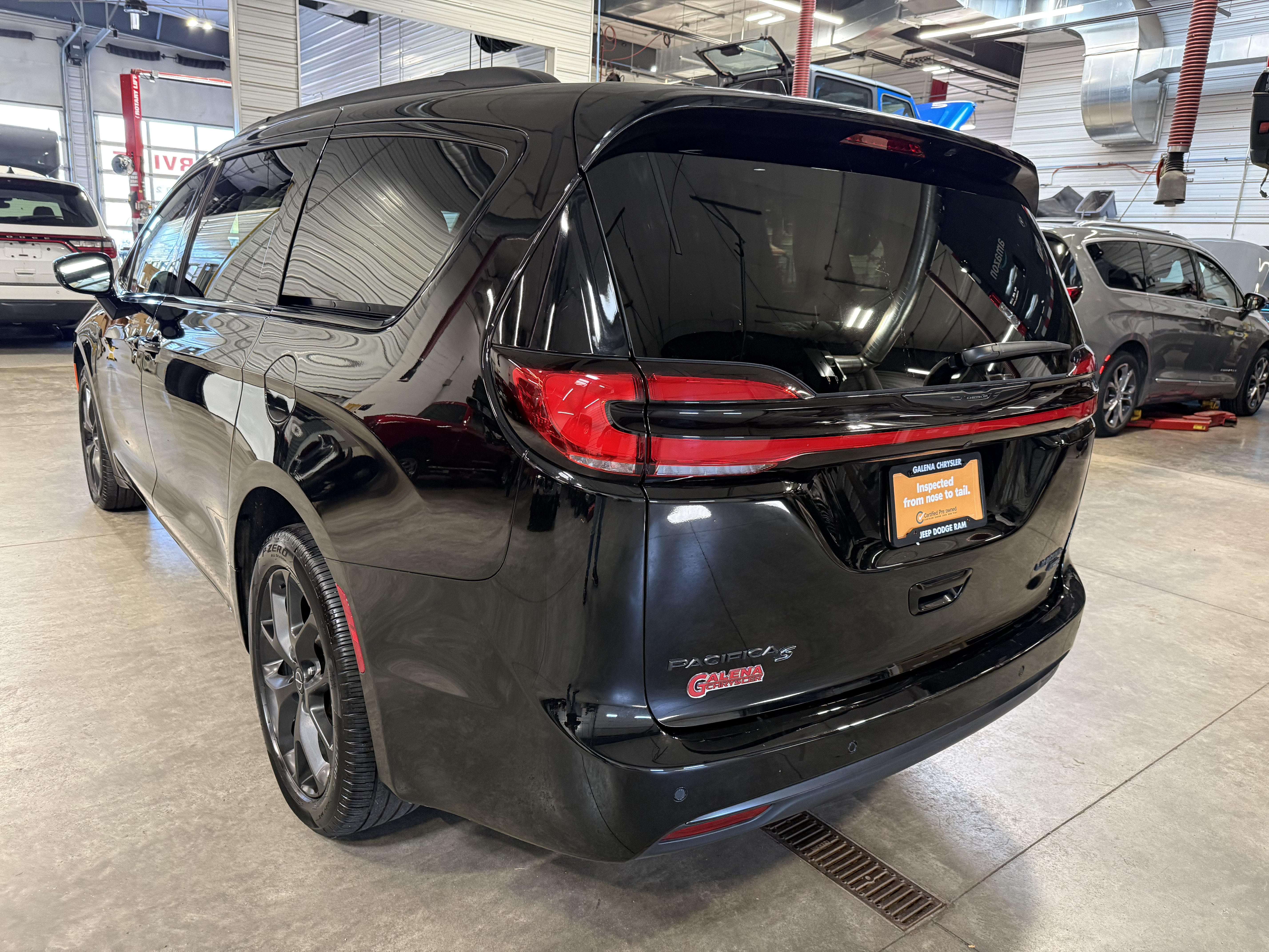 Certified 2025 Chrysler Pacifica Limited AWD/4WD image 29