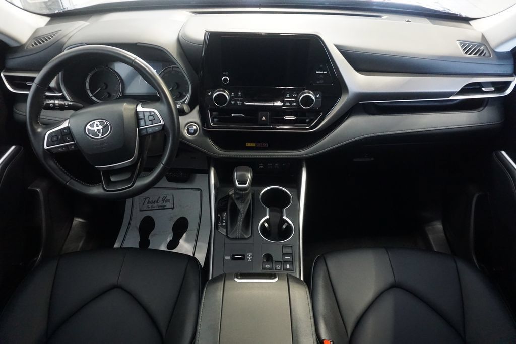 Certified 2025 Toyota Highlander XLE FWD image 29