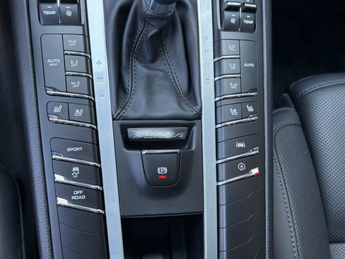 Used 2020 Porsche Macan AWD/4WD image 14