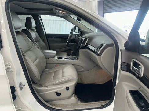 Used 2011 Jeep Grand Cherokee Laredo image 15