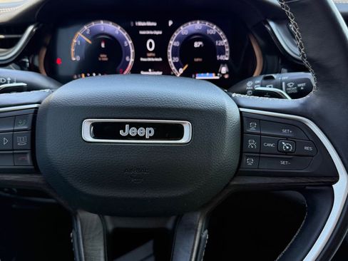 Used 2022 Jeep Grand Cherokee L Limited w/ Black Appearance Package AWD/4WD image 17