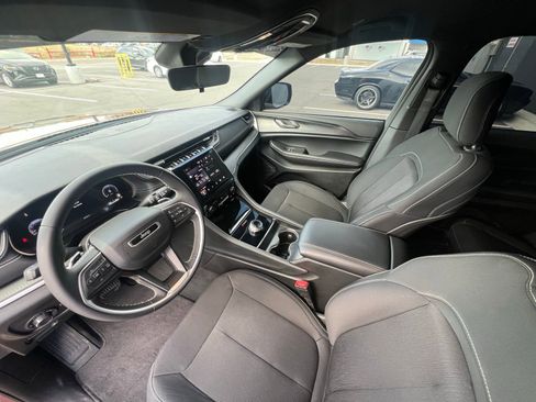 Used 2025 Jeep Grand Cherokee L Laredo RWD image 8