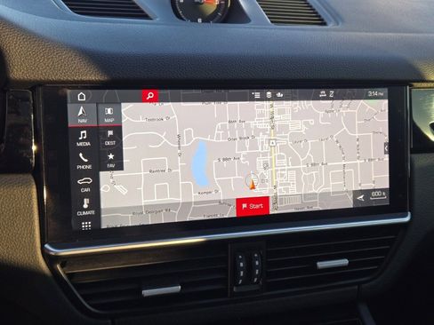 Used 2020 Porsche Cayenne image 24