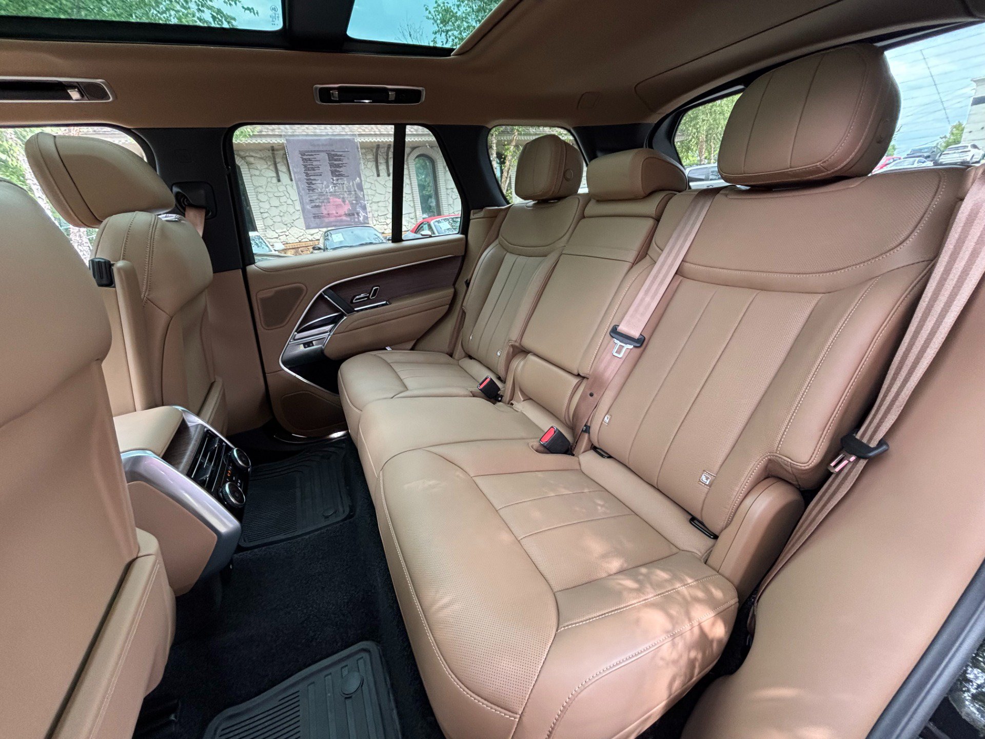 Used 2025 Land Rover Range Rover SE AWD/4WD image 17