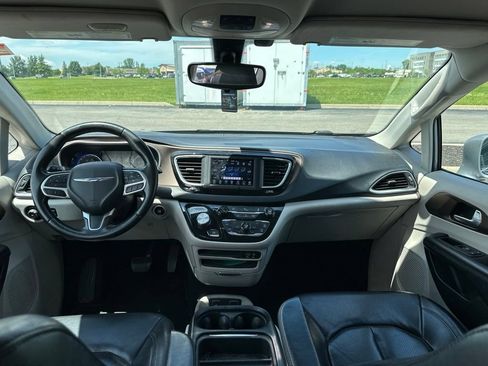 Used 2018 Chrysler Pacifica Touring-L FWD image 14