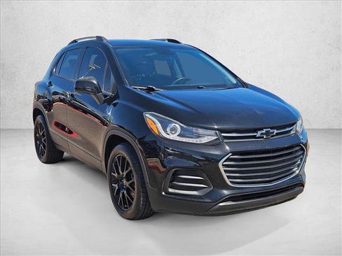 Used 2021 Chevrolet Trax LT w/ Midnight Edition FWD image 3