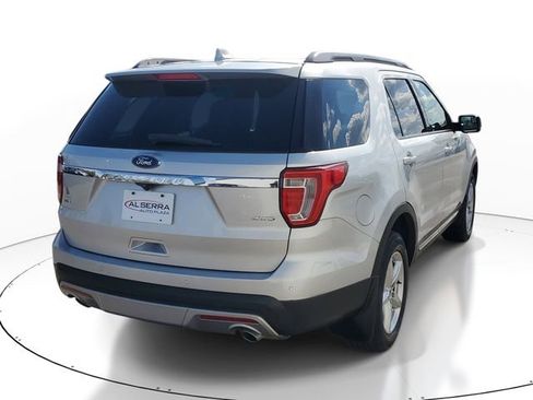 Used 2017 Ford Explorer XLT AWD/4WD image 4