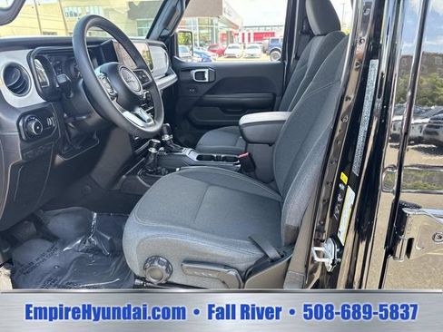Used 2025 Jeep Wrangler Unlimited Sahara AWD/4WD image 18
