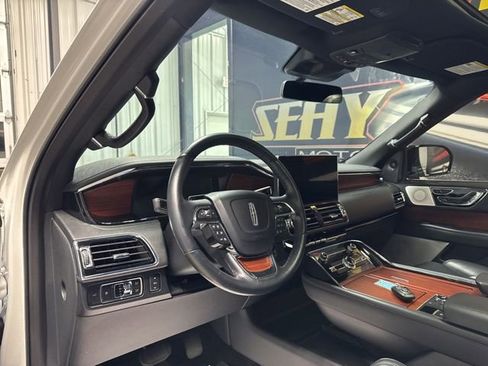 Used 2023 Lincoln Navigator Reserve AWD/4WD image 6