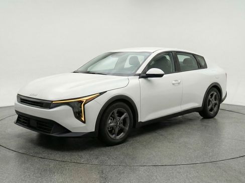 Used 2025 Kia K4 FWD image 3
