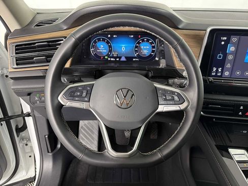 Used 2025 Volkswagen Atlas SE AWD/4WD image 24