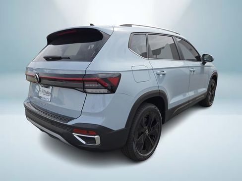 New 2026 Volkswagen Taos SE FWD image 4