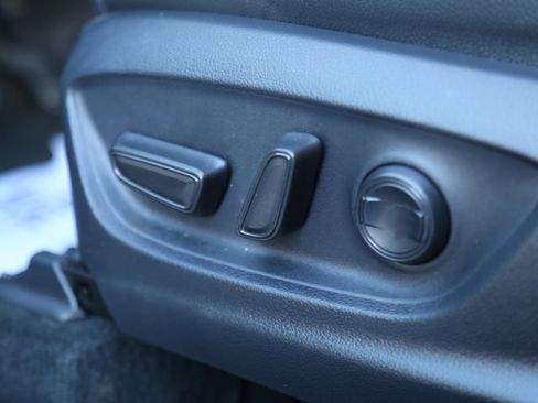 Used 2025 Toyota Corolla Cross XLE image 2