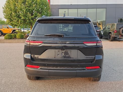 Used 2023 Jeep Grand Cherokee Limited w/ Black Appearance Package AWD/4WD image 6