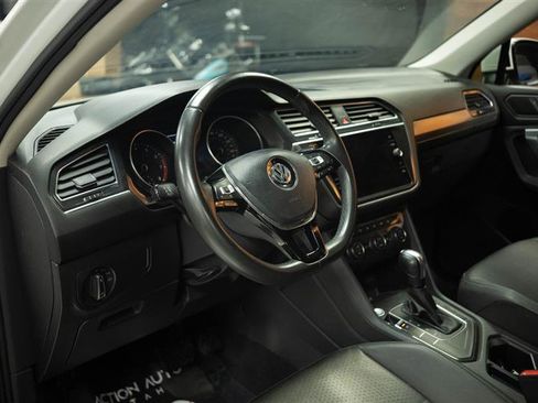 Used 2020 Volkswagen Tiguan SE R-Line FWD image 9