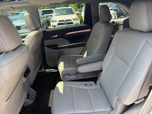 Used 2016 Toyota Highlander XLE FWD image 14