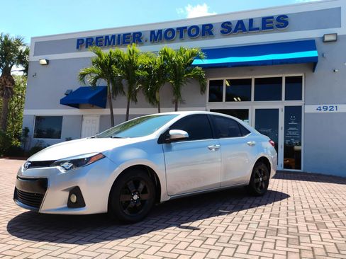Used 2016 Toyota Corolla LE FWD image 2