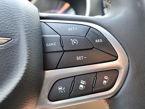 Used 2024 Chrysler Pacifica Touring-L FWD image 18