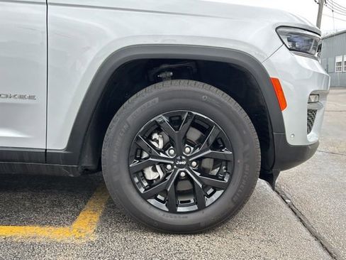 Used 2023 Jeep Grand Cherokee Limited w/ Luxury Tech Group II AWD/4WD image 12