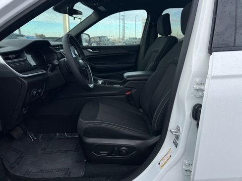 New 2025 Jeep Grand Cherokee L Laredo image 10