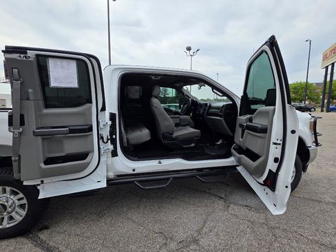 Used 2018 Ford F250 XLT w/ Snow Plow Prep Package AWD/4WD image 25