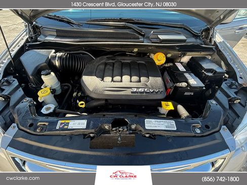 Used 2016 Chrysler Town & Country Touring image 22