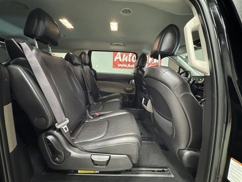 Used 2025 Kia Carnival image 13