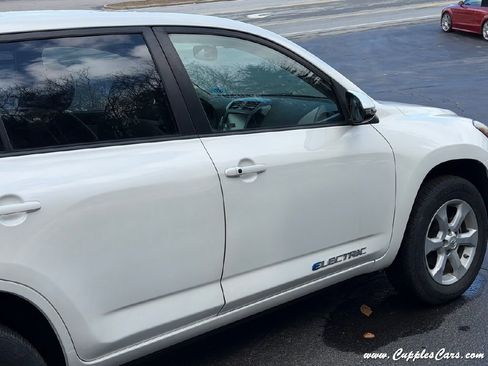 Used 2014 Toyota RAV4 EV image 40